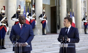 Macron condamne la répression des manifestations à N’Djamena et rejette tout plan de succession