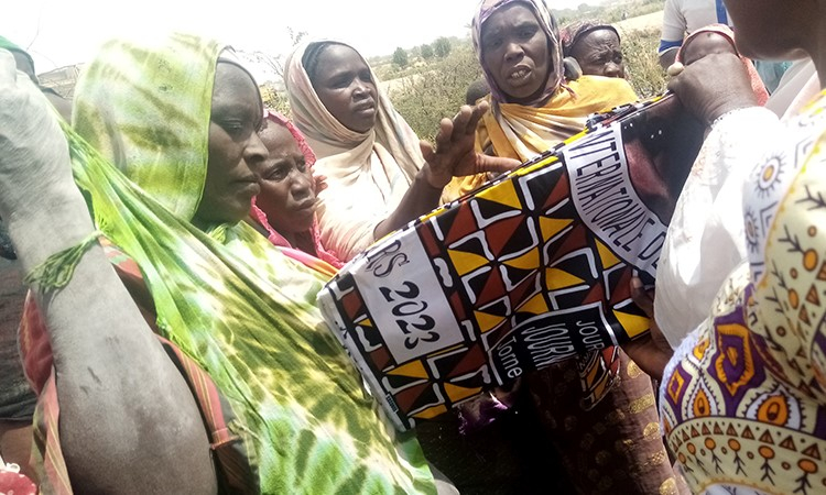 Senafet : L’ONAPE distribue des pagnes aux femmes vulnérables