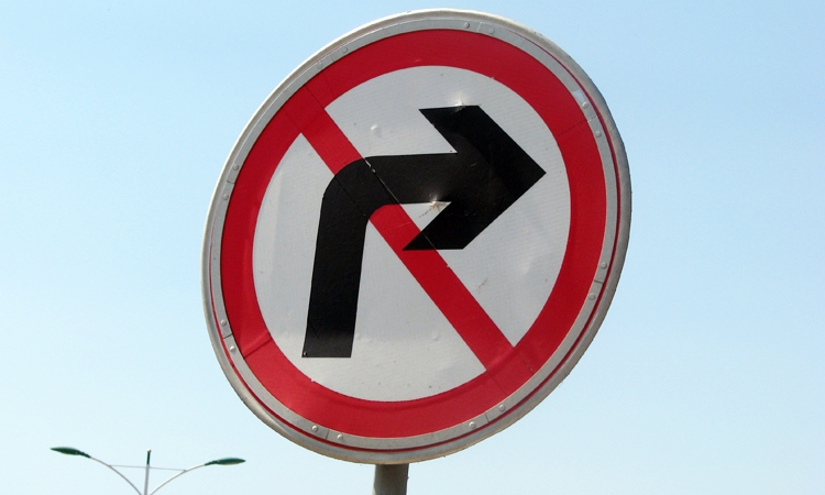 Panneaux de signalisation ou ornement routier ?